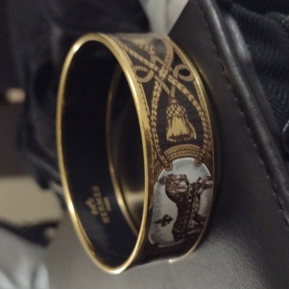 Hermes Enamel Bracket